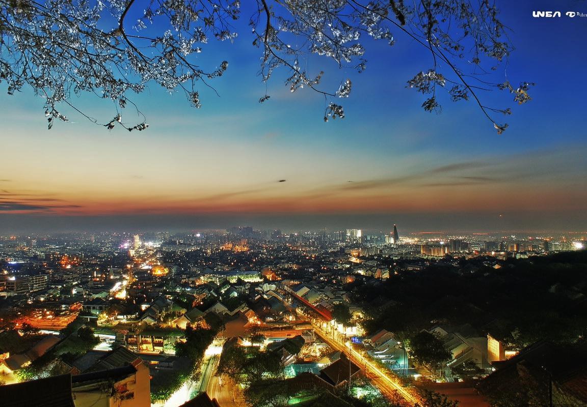 克利夫兰骑士队从东部第一滑落至第八：詹姆斯离开后重建困境致球队市值缩水193亿，更衣室氛围与输球文化加剧坠落